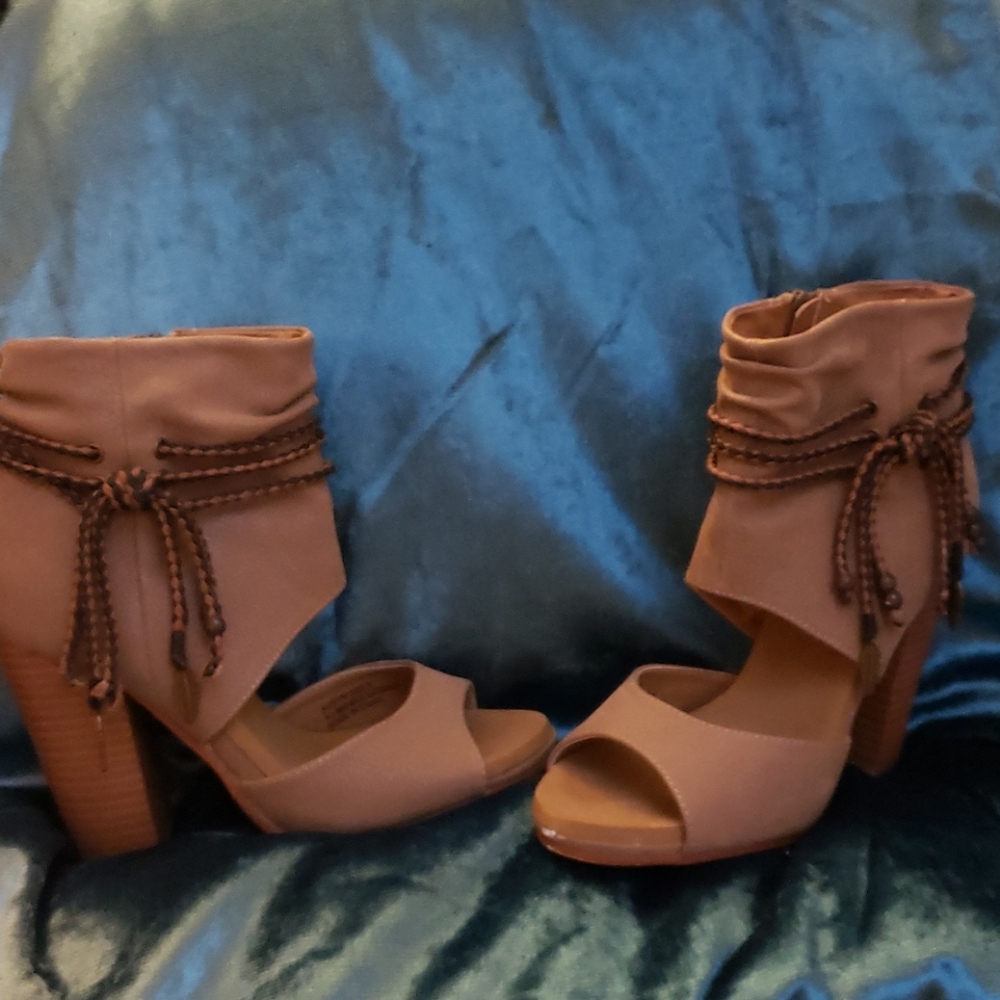 Groove Chunk Heels